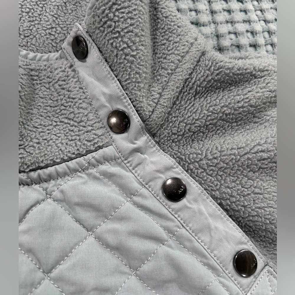 Abercrombie & Fitch Light Gray and White Quilted Fleece Pullover - Picture 5 of 10